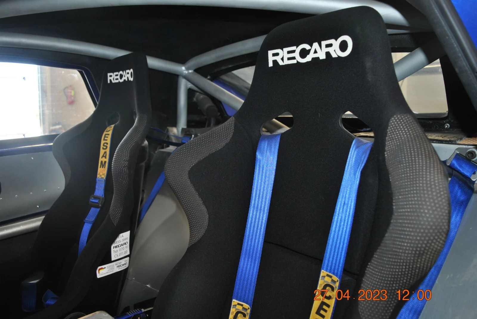 Asientos Recaro y arneses en la cabina biplaza del Espera Sbarro GTR