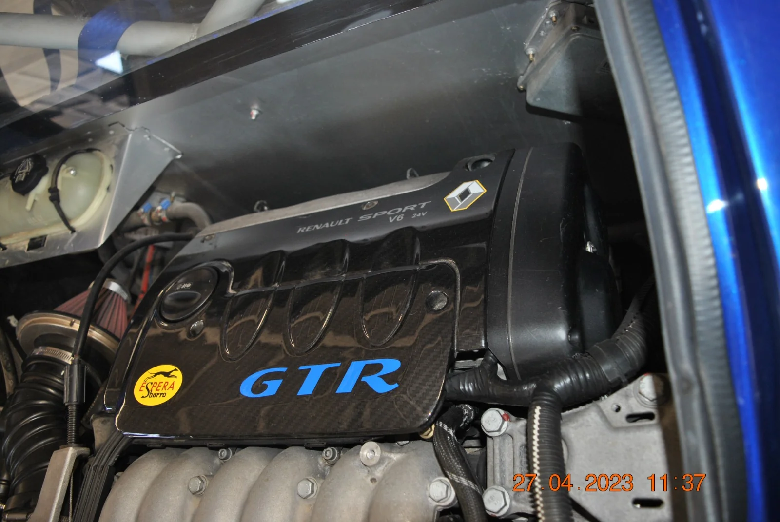 Detalle de la admisión y de la cubierta identificada GTR sobre el motor V6