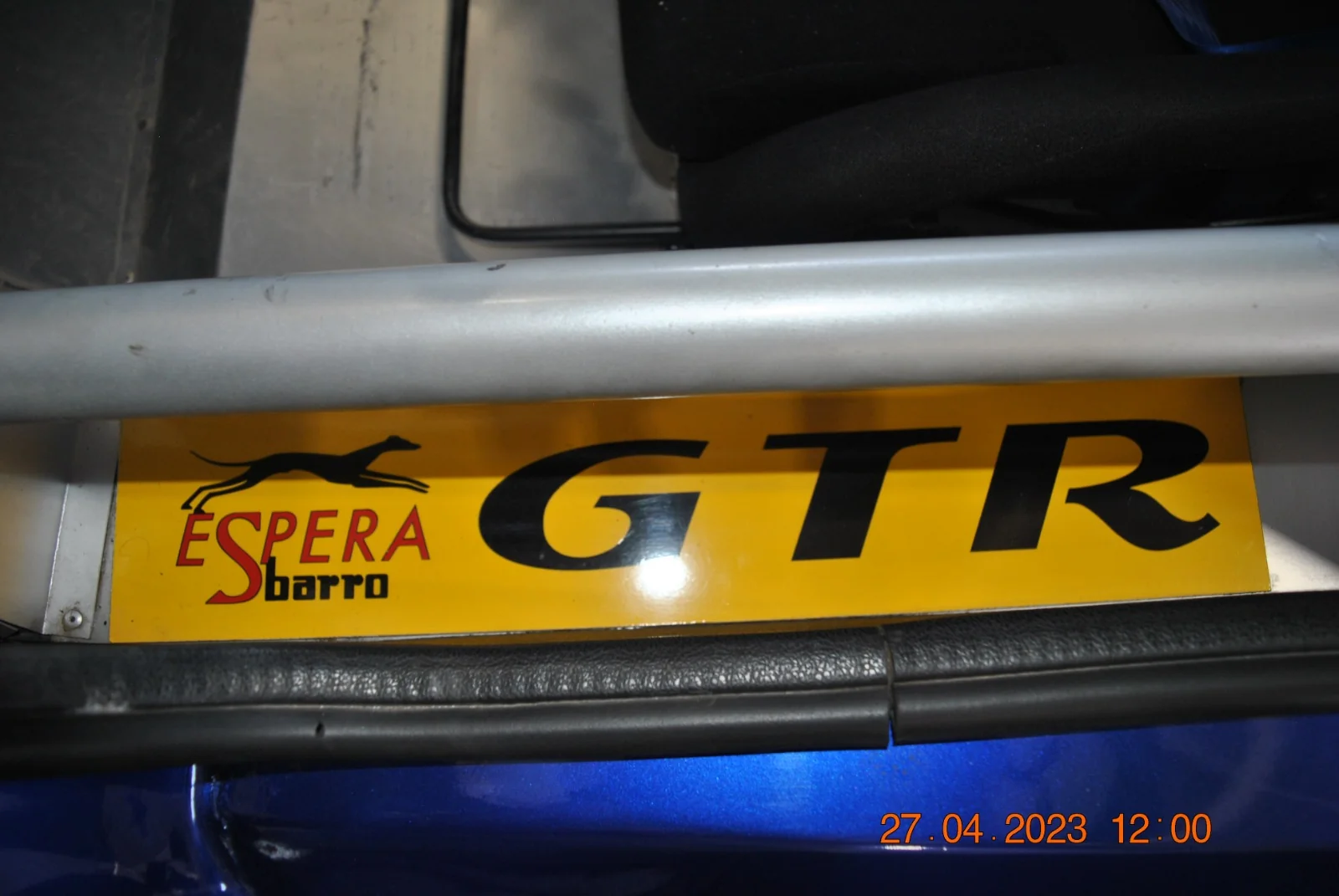 Detalle del rótulo ESPERA GTR sobre la estructura tubular del habitáculo