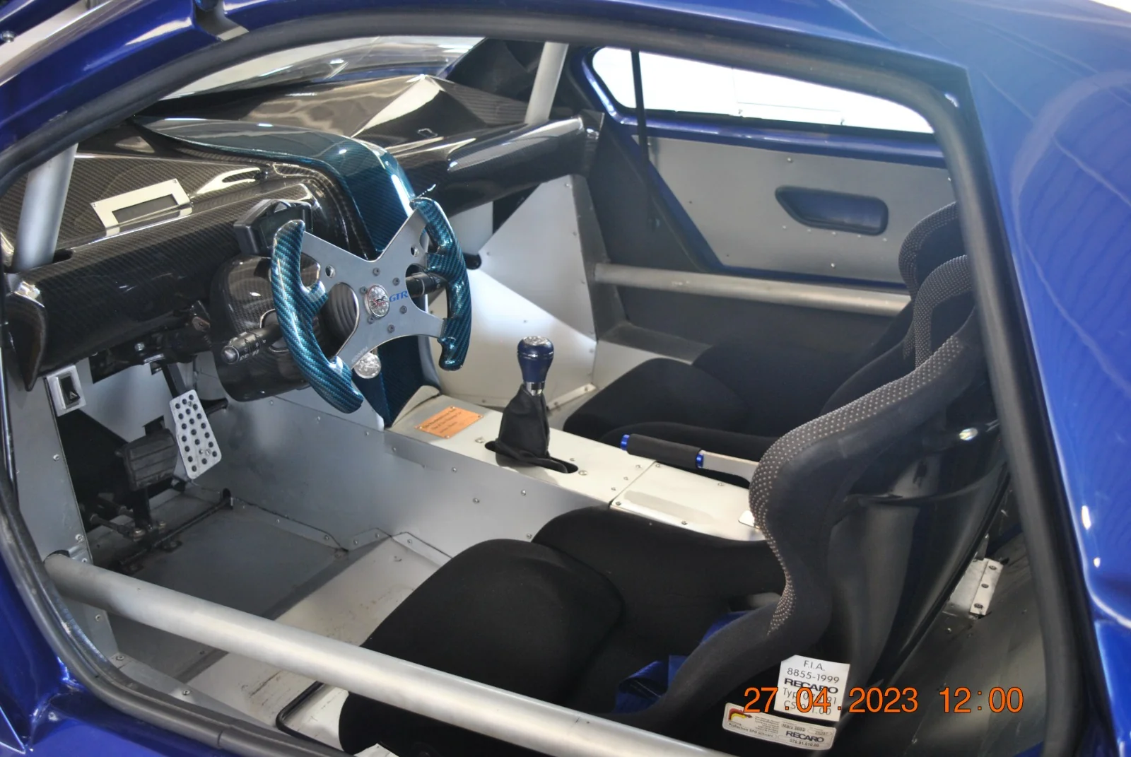 Habitáculo del Espera Sbarro GTR con volante, pedales y estructura tubular visible