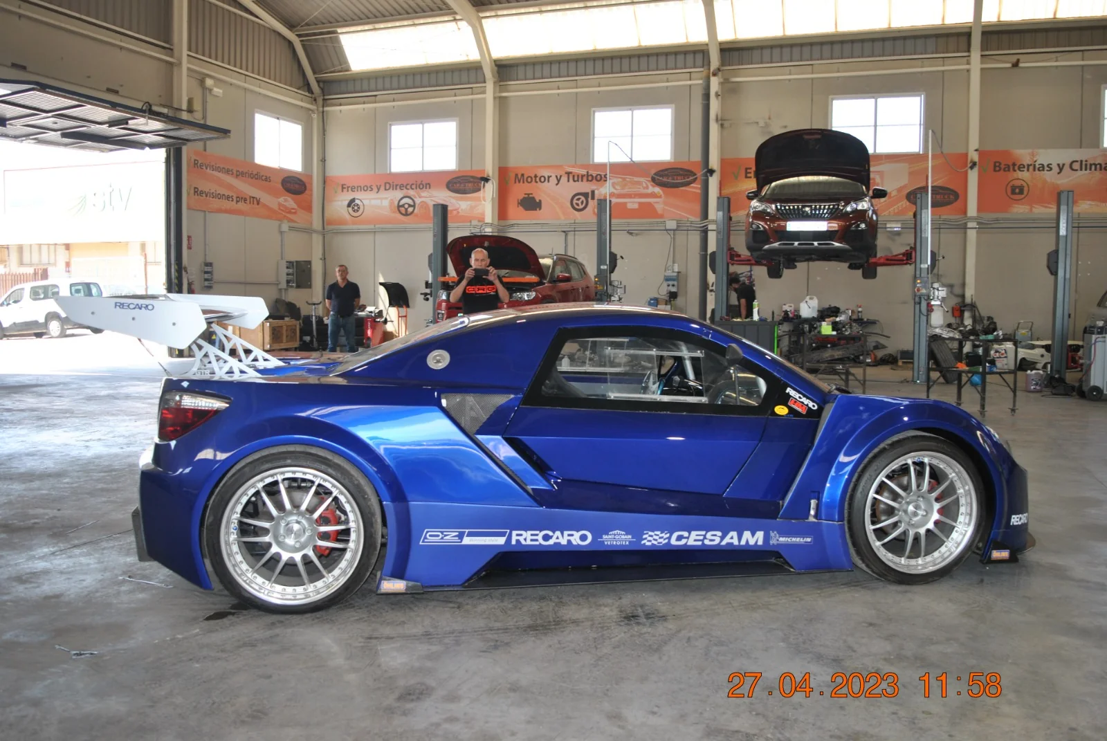Perfil lateral derecho del Espera Sbarro GTR 250, mostrando las proporciones de motor central