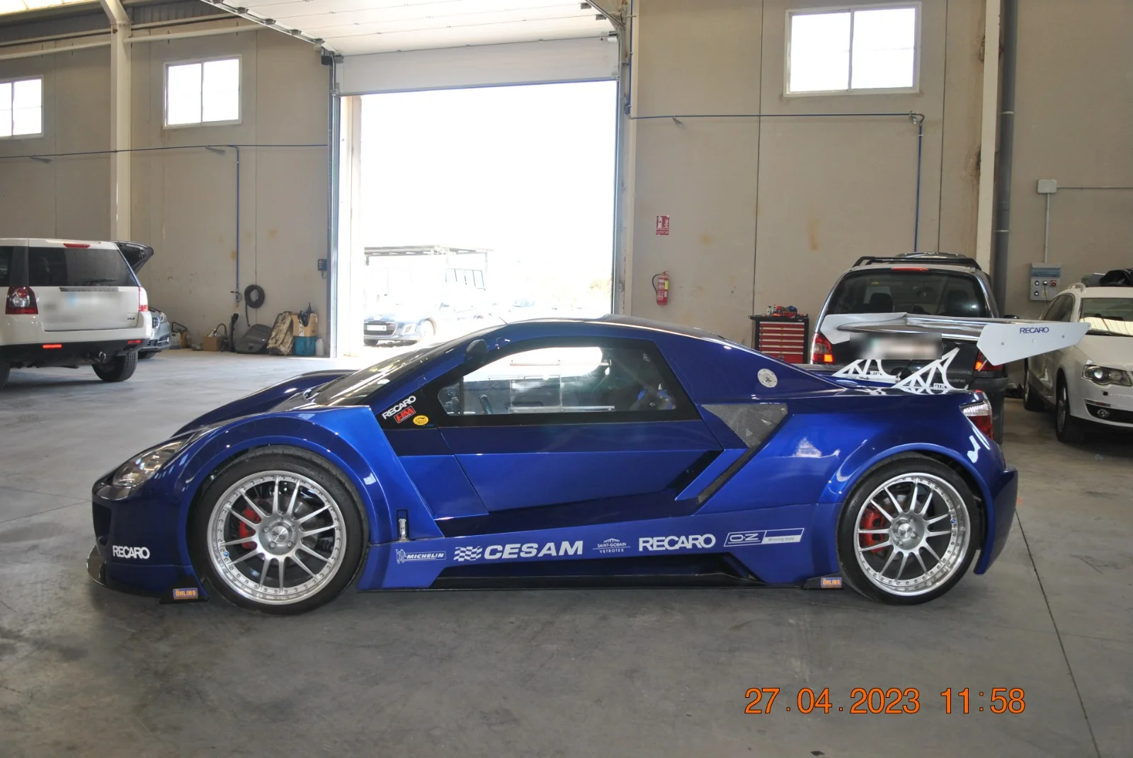 Perfil lateral izquierdo del Espera Sbarro GTR 250, con los grandes pasos de rueda y la cabina compacta