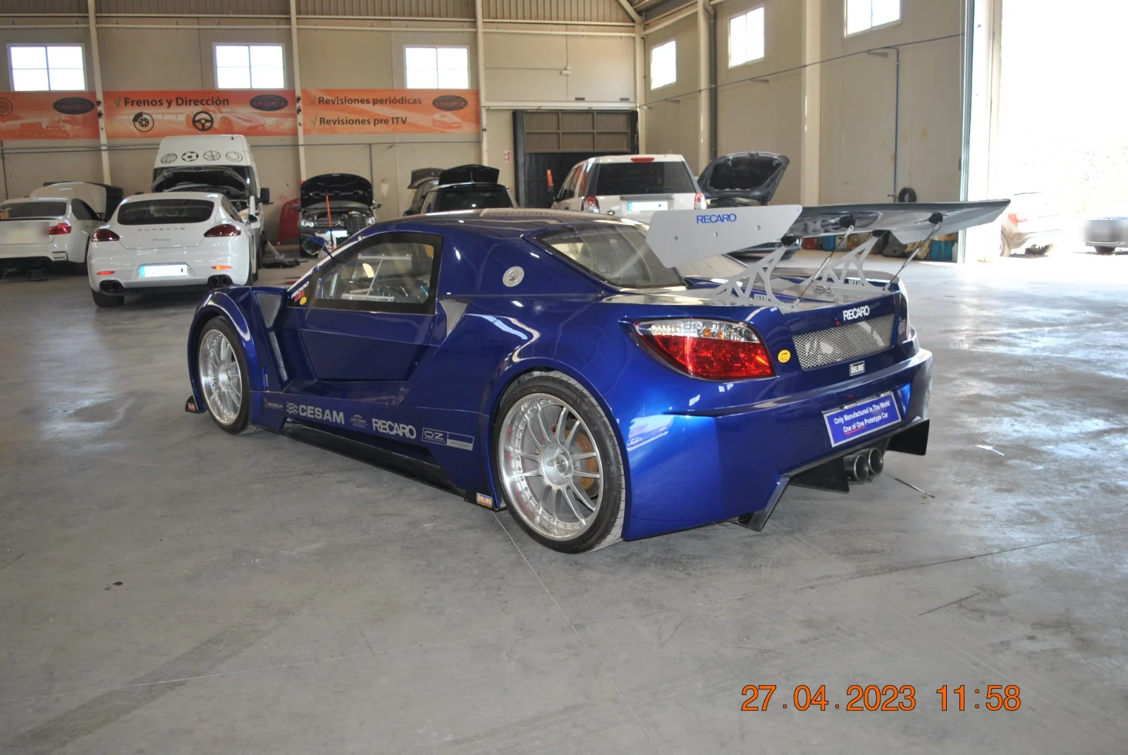 Tres cuartos trasero derecho del Espera Sbarro GTR 250, con el alerón y el difusor