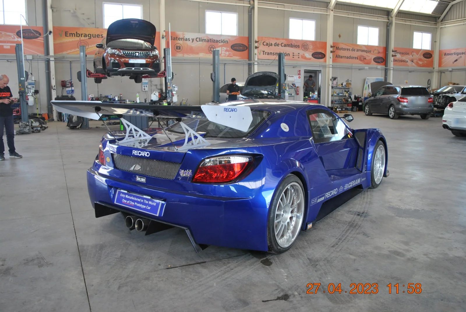Tres cuartos trasero izquierdo del Espera Sbarro GTR 250 en el taller