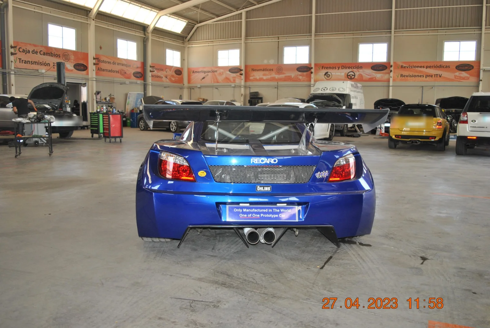 Vista posterior del Espera Sbarro GTR 250 con el alerón, el difusor y el escape central